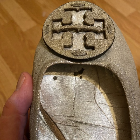 Tory Burch Silver Reva Metallic Pebbled Leather Logo Ballerina Ballet Flats - Picture 3 of 8